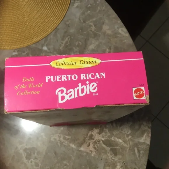 Puerto Rican Barbie (Dolls of the World Collection) 1996 - Picture 7 of 9